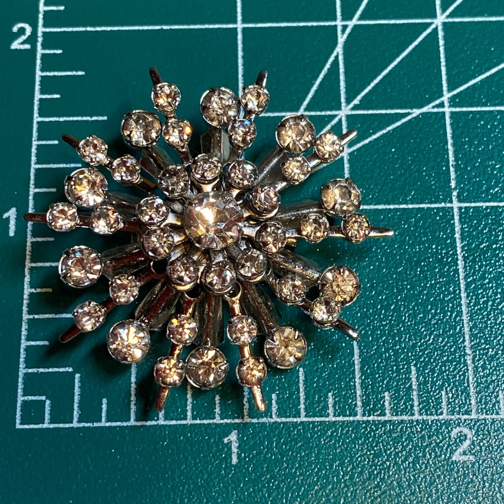🍇 Starburst 1950s Vintage Clear Rhinestones Brooch Silver Tone - Picture 5 of 6